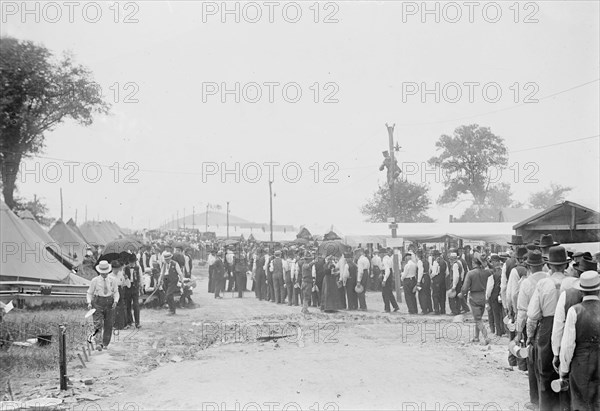 Dinner Hour - Gettysburg, 1913. Creator: Bain News Service.