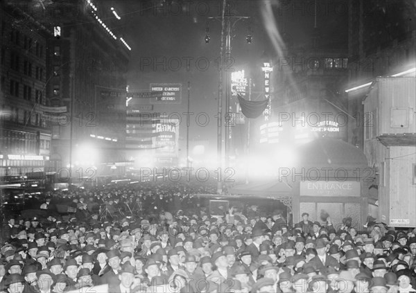 Crowd- Election Night - N.Y., 1913. Creator: Bain News Service.