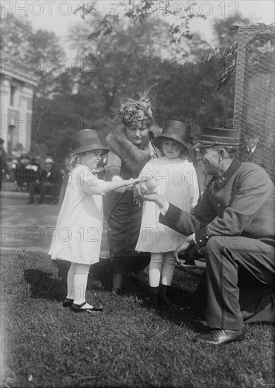 Mrs. W.W. Niles & children, between c1915 and c1920. Creator: Bain News Service.