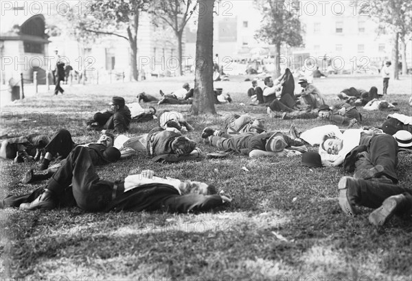 Battery Park on hot day, between c1910 and c1915. Creator: Bain News Service.