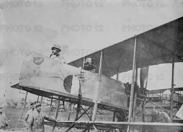 Capt. Hoppe [i.e. Happe] & Capt. Berthaut, between 1914 and 1918. Creator: Bain News Service.