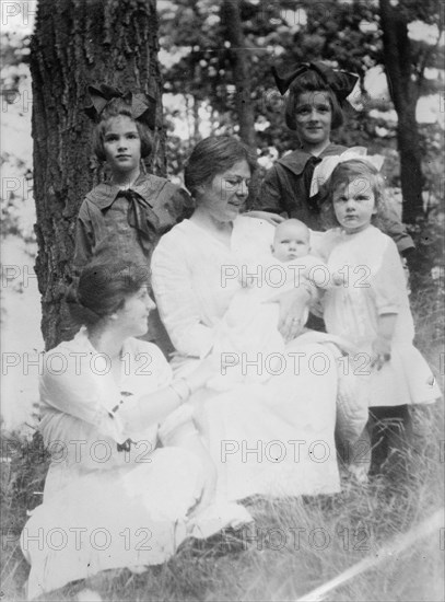 Mme. Louise Homer and children, 1915. Creator: Bain News Service.