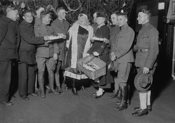 Marie Dressler as S. [Santa] Claus, between c1915 and c1920. Creator: Bain News Service.