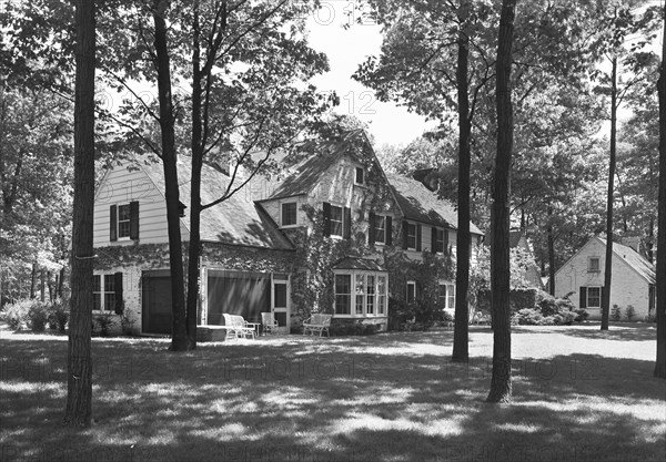 Guido R. Rahr, residence in Manitowoc, Wisconsin, 1945. Creator: Gottscho-Schleisner, Inc.