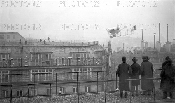 Les grands magasins à Paris : les Galerie Lafayette. Comment l'aviateur Védrines sur son biplan Caudron, s'est posé sur la terrasse des Galeries Lafayette en janvier 1919, moyennant une prime de 25 000 francs versée par le magasin.