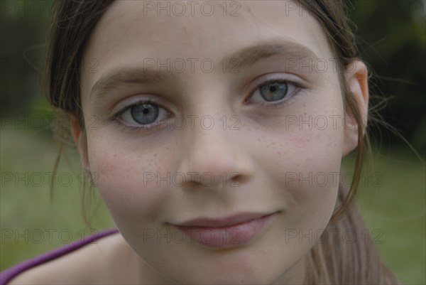 Portrait d'une petite fille de 9 ans