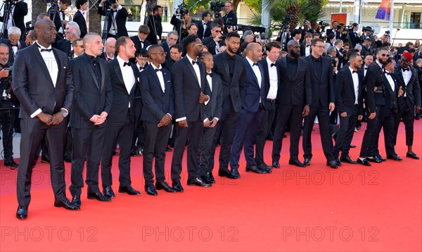 Ladj Ly, Damien Bonnard et l'équipe du film "Les Misérables"