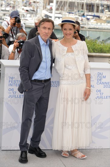 Photocall Du Film Bergman Island Festival De Cannes 2021 Jacky