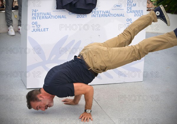 Photocall du film "OSS 117 : Alerte Rouge en Afrique Noire", Festival de Cannes 2021