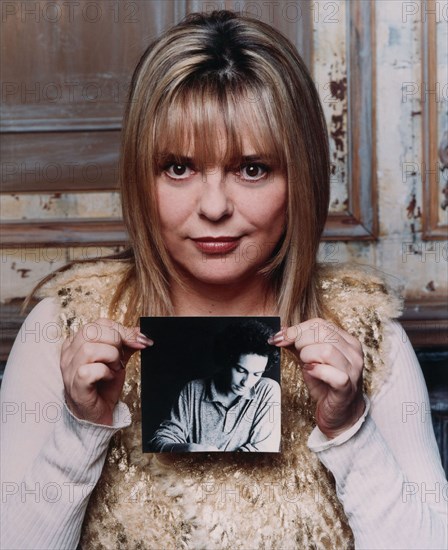 France Gall holding a photo of Michel Berger - Jean-Marie Périer