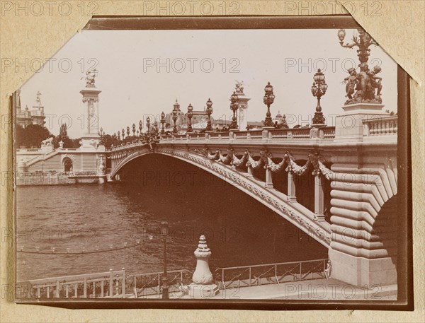 Album of the 1900 World Expo Pont Alexandre [sic] Anonyme. Album de l'exposition universelle de 1900. Pont Alexandre [sic. 1900. Musée des Beaux-Arts de la Ville de Paris, Petit Palais.