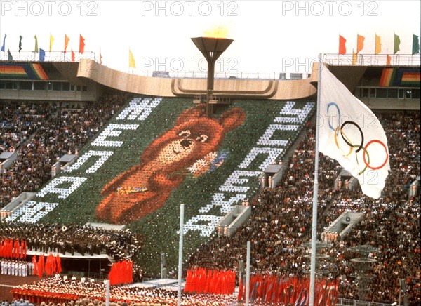 The file shows 5000 athletes forming the mascot 'Misha' with cloth during the opening ceremony for the 22nd Olympic Games at the Lenin stadium in Moscow, Sowjetunion, 19 July 1980. 5.353 athletes from 81 countries participated in the Olympic Games. Many others boycotted the event as a sign of protest against the Sowjet military intervention in Afghanistan. Photo: Frank Leonhardt