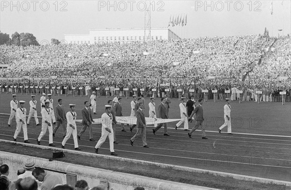 Olympic Games at Rome. Opening.Bringing in the Olympic flag, August 25, 1960, pigeons, openings, The Netherlands, 20th century press agency photo, news to remember, documentary, historic photography 1945-1990, visual stories, human history of the Twentieth Century, capturing moments in time