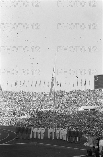 Olympic Games in Rome. Opening. Pigeons being released, 25 August 1960, pigeons, openings, The Netherlands, 20th century press agency photo, news to remember, documentary, historic photography 1945-1990, visual stories, human history of the Twentieth Century, capturing moments in time