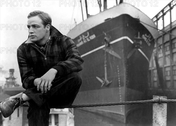 1954 , USA  : The  celebrated movie actor  MARLON BRANDO ( 1924 - 2004 ) in a pubblicity still for the movie ON THE WATERFRONT ( Fronte del porto ) by ELIA KAZAN , from a story by Budd Schulberg and  Malcolm Johnson - CINEMA - ATTORE CINEMATOGRAFICO - sex symbol - plaid coat - rebel - ribelle - ACTOR' S STUDIO - FILM - trouble - troubled - REBEL - RIBELLE   ------ NOT FOR ADVERTISING USE ---- NON PER USO PUBBLICITARIO   ---- --  Archivio GBB