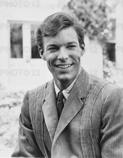 1963 ca.  : The actor RICHARD CHAMBERLAIN ( born 31 march 1934 , Beverly Hills , Los Angeles ) in Tv Series Dr. KILDARE ( 1961 - 1966 ) by Jack Arnold  - MOVIE - FILM - CINEMA - TELEVISION - TELEVISIONE - ritratto - portrait - smile - sorriso - velluto - velvet - tie - cravatta  - GAY - homosexuality - homosexual - omosessuale - omosessualità ----  Archivio GBB