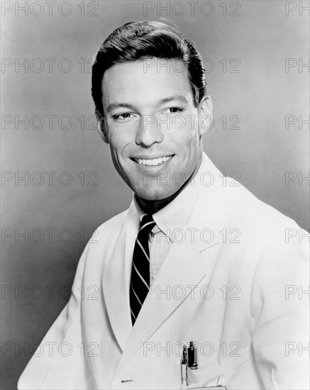 1963 ca.  : The actor RICHARD CHAMBERLAIN ( born 31 march 1934 , Beverly Hills , Los Angeles ) in Tv Series Dr. KILDARE ( 1961 - 1966 ) by Jack Arnold  - MOVIE - FILM - CINEMA - TELEVISION - TELEVISIONE - ritratto - portrait - smile - sorriso - velluto - velvet - tie - cravatta  - collar - colletto - penn - biro - stilografica - camice da dottore - medico - GAY - homosexuality - homosexual - omosessuale - omosessualità ----  Archivio GBB