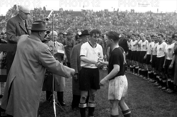 (FILE) - Hungarian team captain Fernenc Puskas (R) congratulates German team captain Fritz Walter (C) after the World Cup 1954 finals in Bern, Switzerland, 04 July 1954. Soccer legend Puskas died on Friday, 17 November aged 79. Photo: Koll