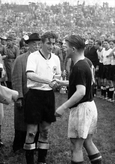 (FILE) - Hungarian team captain Fernenc Puskas (R) congratulates German team captain Fritz Walter (C) after the World Cup 1954 finals in Bern, Switzerland, 04 July 1954. Soccer legend Puskas died on Friday, 17 November aged 79. Photo: Richard Kroll