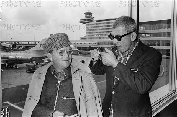 Arrival writer Truman Capote (left) and director Richard Brooks at Schiphol for the premiere of the film In Kool Bloede (In Cold Blood) Date: 14 March 1968 Location: Noord-Holland, Schiphol Keywords: authors, films, directors, writers, airports Personal name: Brooks Richard, Capote Truman