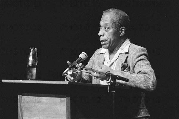 Lecture James Baldwin in the series Another Window on the World in the Bali in Amsterdam; James Baldwin during his lecture Date: December 2, 1984 Location: Amsterdam, Noord-Holland Keywords: SERIES, lectures Personal name: James Baldwin