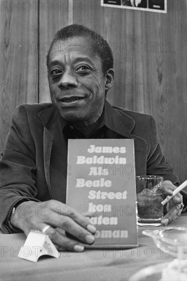 Writer James Baldwin presents new book at press conference at Americainhotel in Amsterdam Date: November 14, 1974 Location: Amsterdam, Noord-Holland Keywords: books, press conferences, Writers Personal Name: James Baldwin