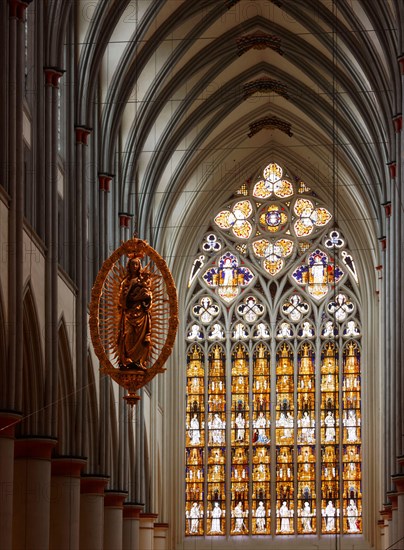 Blick nach Westen auf das Westfenster (vor 1397) und Madonna im Strahlenkranz, Strahlenkranzmadonna, 1530, Altenberger Dom, "Bergischer Dom"