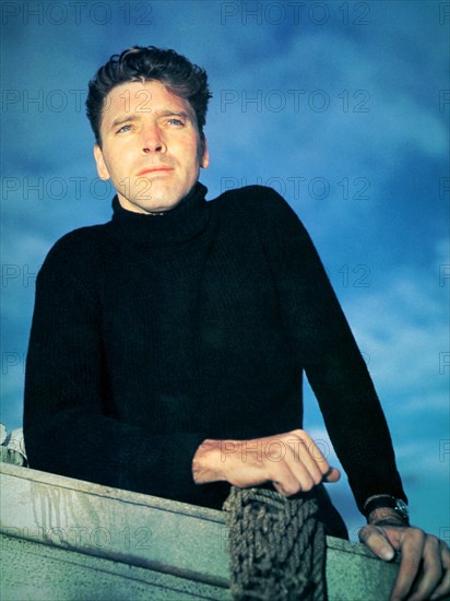 1953 c. : The movie actor BURT LANCASTER ( 1913 - 1994 ) , pubblicity still - MOVIE - CINEMA - portrait - ritratto  - sex symbol - beefcake - hunk - maglione nero - magllia nera - golf - black dress ----  Archivio GBB