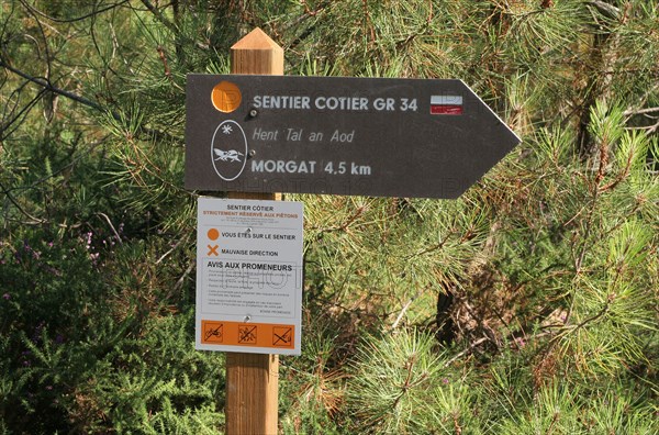 Sign the hiking trail, GR34 coastal path, Bay Morgat Crozon Peninsula (Finistere, Brittany, France).