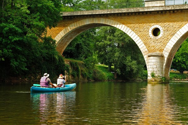 Vezere River near Les Eyzies-de-Tayac-Sireuil, Dordogne Department, Aquitaine, France