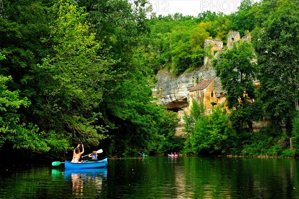 Vezere River near Les Eyzies-de-Tayac-Sireuil, Dordogne Department, Aquitaine, France