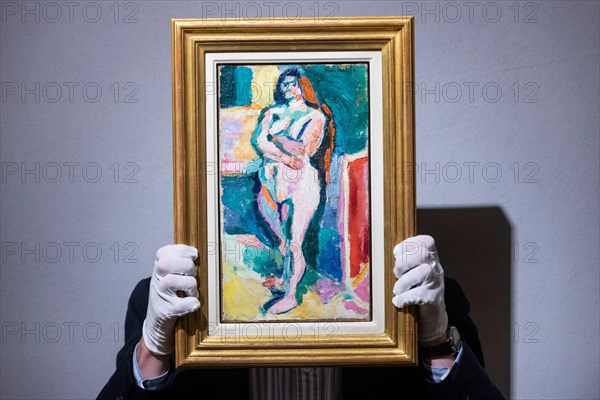 London, UK.  18 November 2021.  A staff member presents “Nu (femme) debut, dit aussi Nu pres du paravent” (Standing Nude), 1905-06, by Henri Matisse (Est. £1,800,000-2,500,000).  The work leads Bonham’s upcoming Impressionist & Modern Art sale on 23 November at its New Bond Street auction house.  Credit: Stephen Chung / Alamy Live News