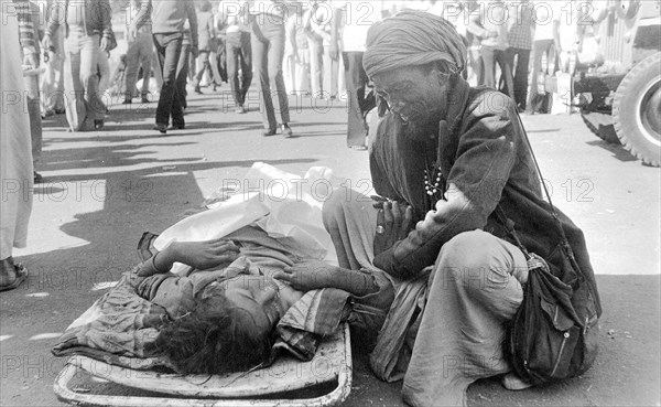 Man with dead wife, Union Carbide gas leak tragedy, Bhopal, Madhya Pradesh, India, Asia, old vintage 1984 picture