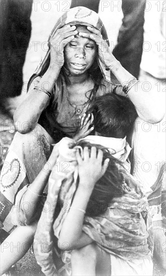 Women crying, Union Carbide gas leak tragedy, Bhopal, Madhya Pradesh, India, Asia, Bhopal disaster, Bhopal gas tragedy, 1984, old vintage 1900s picture