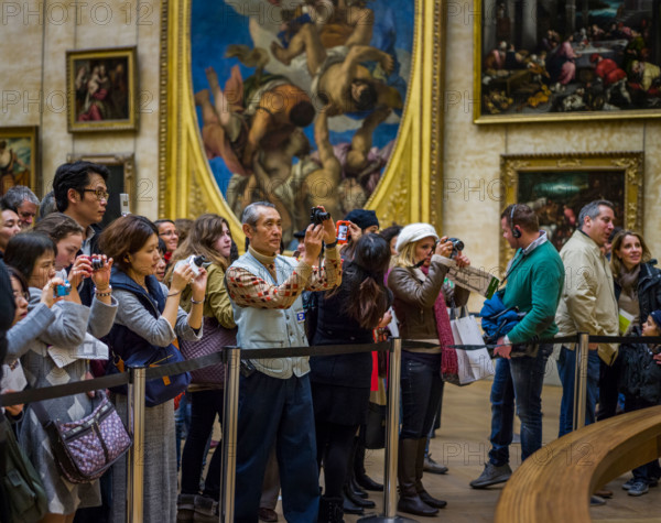 CROWD VIEWING LA JOCONDE LOUVRE MUSEUM PARIS FRANCE