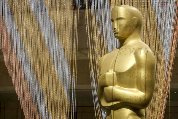 Los Angeles, California, USA. 22nd Feb, 2016. An Oscar Statuette is seen in front of Dolby Theatre in preparation for the 88th Academy Awards. The Academy Awards will be held Sunday, February 28, 2016. © Ringo Chiu/ZUMA Wire/Alamy Live News