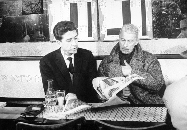 ALAIN RESNAIS Regisseur ALAIN RESNAIS und Darsteller JEAN-PIERRE KERIEN während der Dreharbeiten zum Film: 'Muriel ou le temps d'un retour', Frankreich/Italien 1963.