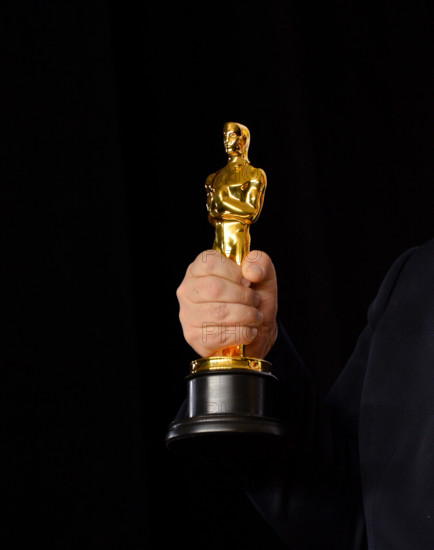 Los Angeles, California, USA. 4th March, 2018. Winner holding his Oscar statuette at the 90th Academy Awards Awards at the Dolby Theartre, Hollywood Picture: Sarah Stewart Credit: Sarah Stewart/Alamy Live News