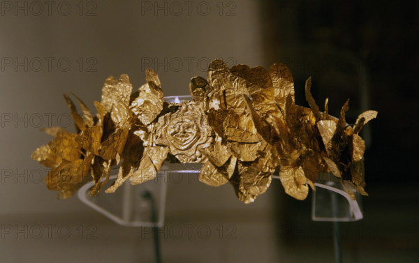 Gold laurel wreath with a Gorgon Medusa head. Plaque and leaves. (323-30 BC) Etruria. Gold metal. The Hermitage Museum, St. Petersburg, Russia.