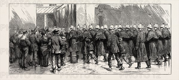 THE REBELLION IN THE SOUDAN (SUDAN), REINFORCEMENTS LEAVING PORTSMOUTH: THE ROYAL MARINE ARTILLERY FROM EASTNEY BARRACKS ENTERING PORTSMOUTH DOCKYARD