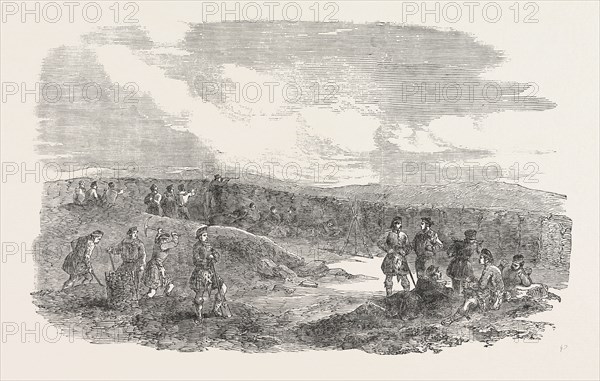 THE CRIMEAN WAR: THE SIEGE OF SEBASTOPOL: WORKING PARTY OF HIGHLANDERS AND SAILORS IN THE 21-GUN BATTERY, 1854