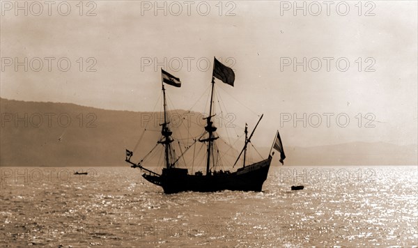 Hudson's Half Moon on Hudson, Half Moon (Ship : Replica), Hudson-Fulton Celebration, 1909, Ships, Naval parades & ceremonies, United States, New York (State), Hudson River, 1909