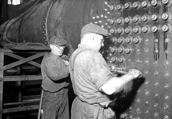 Eddystone, Pennsylvania - Railroad parts. Baldwin Locomotive Works. Boilermaker and helper working on locomotive boiler, 1936, Lewis Hine, 1874 - 1940, was an American photographer, who used his camera as a tool for social reform. US,USA