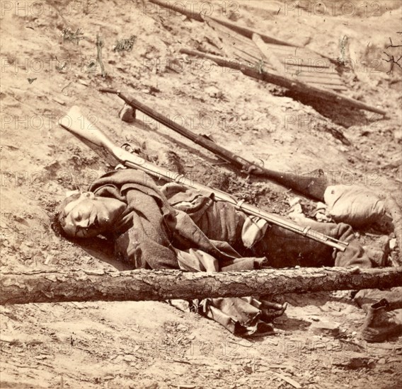 Dead Confederate soldier in the trenches, US, USA, America, Vintage photography