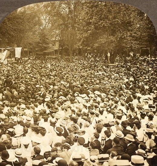 The surging throng listening to address of President Roosevelt on River Commons, Wilkes-Barre, Pa., Aug. 10, 1905., US, USA, America, Vintage photography