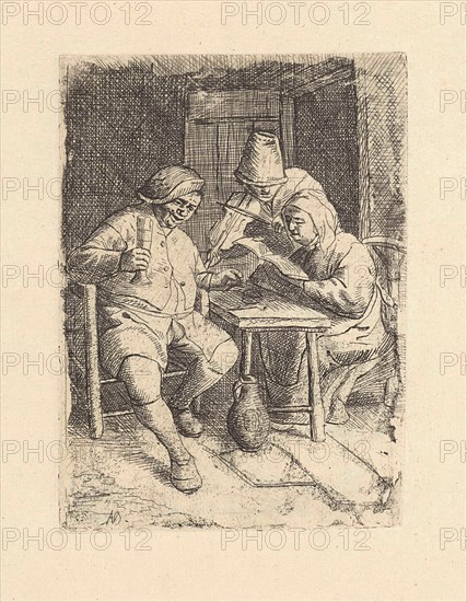 Behind a table in an interior is a woman who sings from a songbook, Next to her is a man who plays a violin, for the table sits a man with a glass in hand, on the ground a jar, print maker: Jacob Laurensz. van der Vinne, Dating 1699