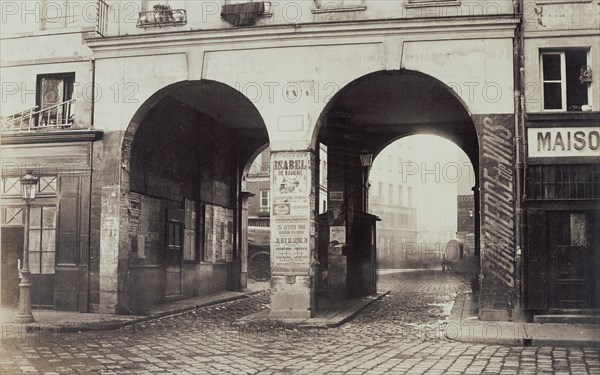 [Les Deux-Portes. Vue prise de la rue des Innocents vers la rue