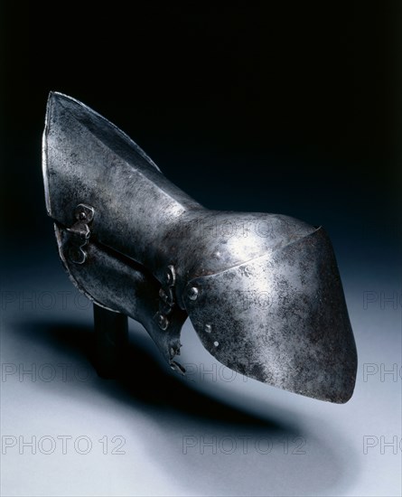 Gothic Mitten Gauntlet, c. 1450. Italy, 15th century. Steel; overall: 30.2 x 10.8 cm (11 7/8 x 4 1/4 in.).