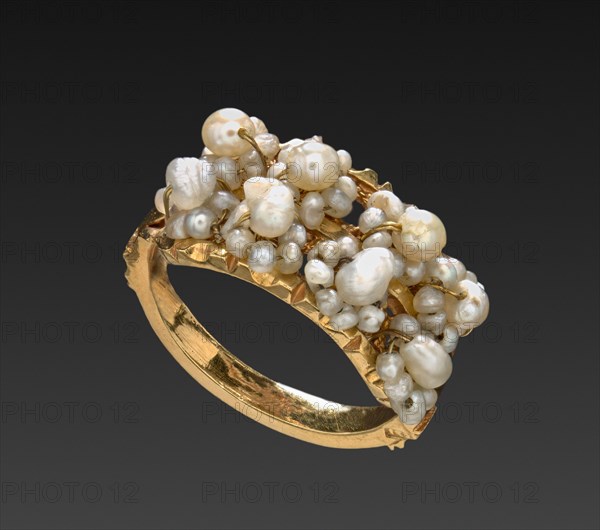 Ring, late 1800s. Italy, late 19th century. Gold band set with seed pearls; diameter: 2 cm (13/16 in.).
