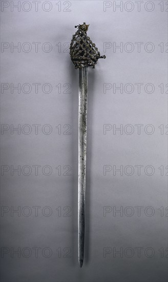 Schiavona Broadsword, 1700s. Italy, Venice, 18th century. Steel, brass, leather and wood; overall: 100.3 cm (39 1/2 in.); blade: 84.4 cm (33 1/4 in.); grip: 10.5 cm (4 1/8 in.); guard: 14.8 cm (5 13/16 in.).